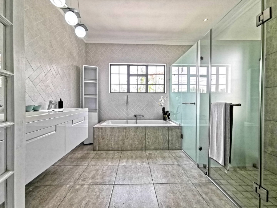 5 Bedroom Property for Sale in Benmore Gardens Gauteng