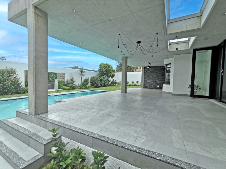 5 Bedroom Property for Sale in Benmore Gardens Gauteng