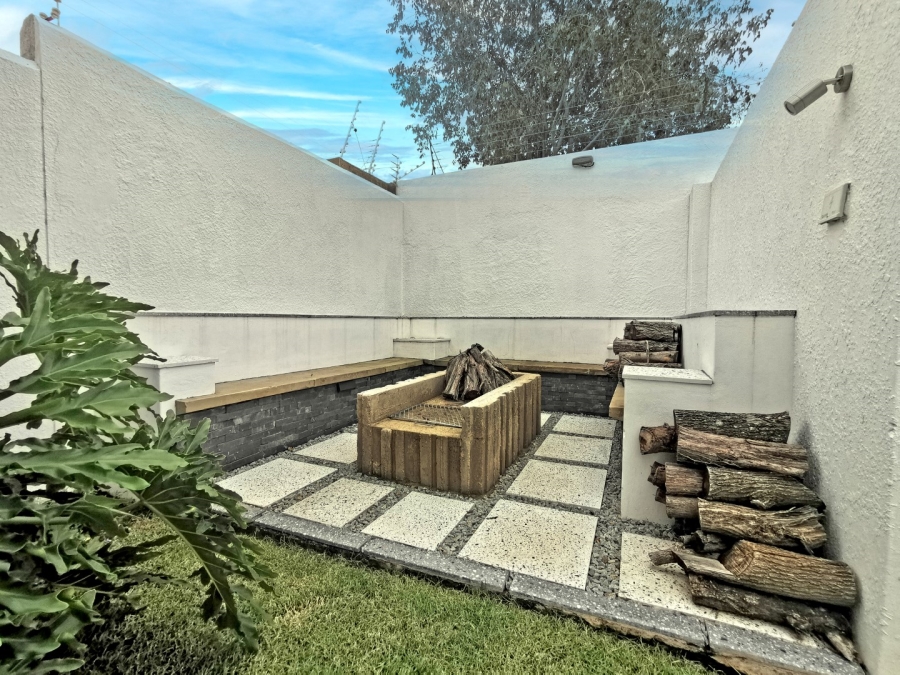 5 Bedroom Property for Sale in Benmore Gardens Gauteng