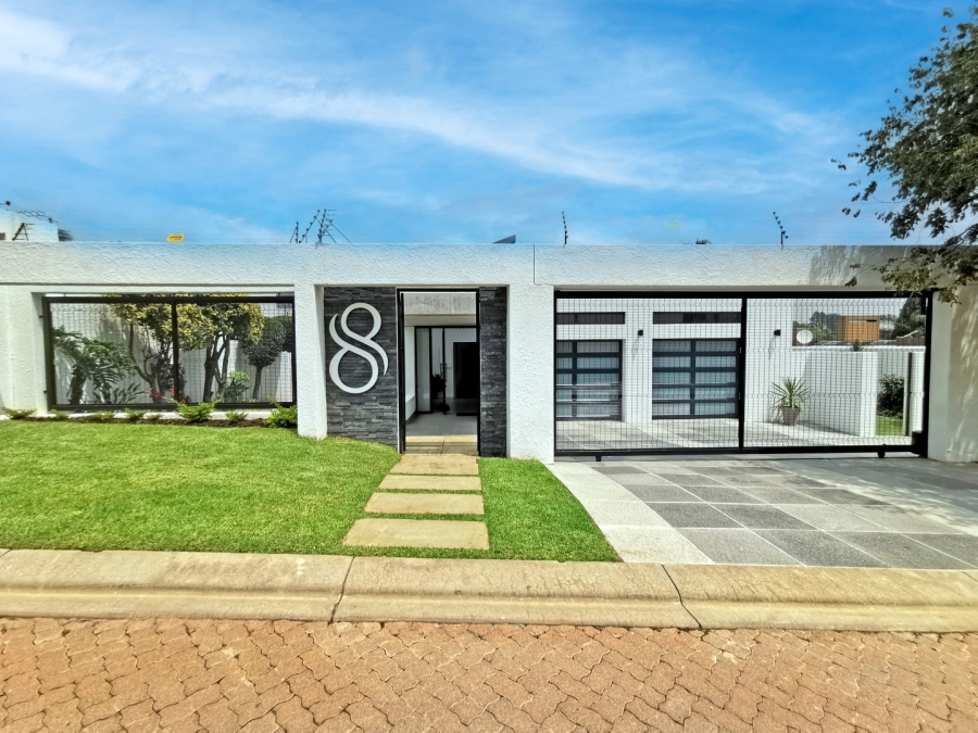 5 Bedroom Property for Sale in Benmore Gardens Gauteng