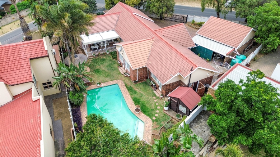 4 Bedroom Property for Sale in The Reeds Gauteng