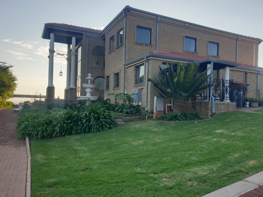 6 Bedroom Property for Sale in Protea Ridge Gauteng