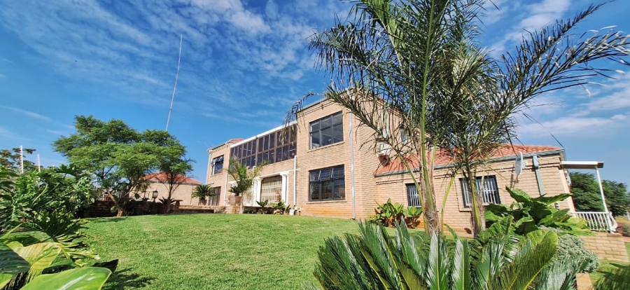 6 Bedroom Property for Sale in Protea Ridge Gauteng