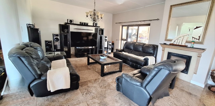 6 Bedroom Property for Sale in Protea Ridge Gauteng
