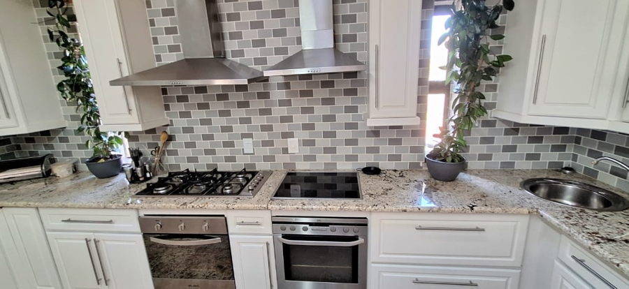6 Bedroom Property for Sale in Protea Ridge Gauteng