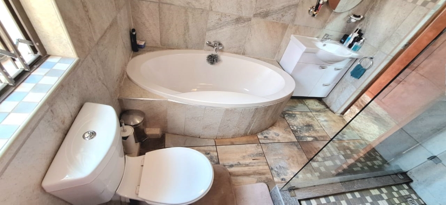 6 Bedroom Property for Sale in Protea Ridge Gauteng