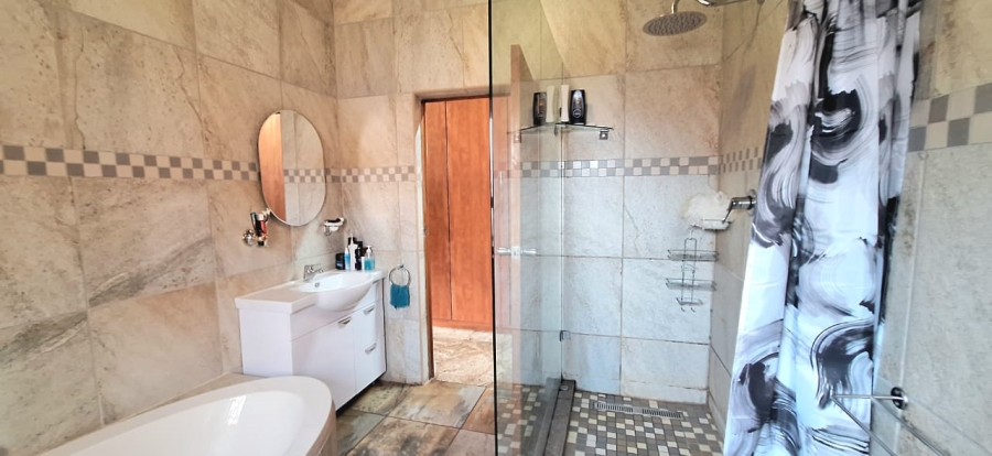 6 Bedroom Property for Sale in Protea Ridge Gauteng