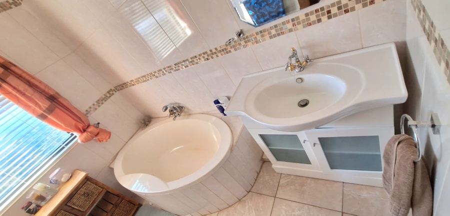 6 Bedroom Property for Sale in Protea Ridge Gauteng