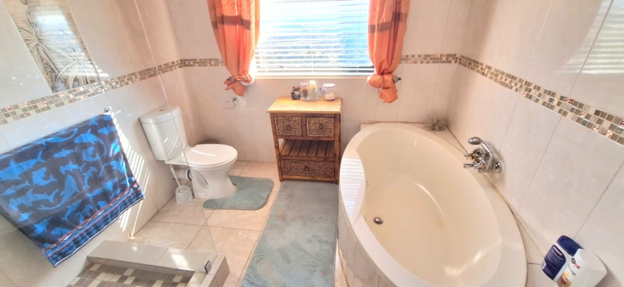 6 Bedroom Property for Sale in Protea Ridge Gauteng