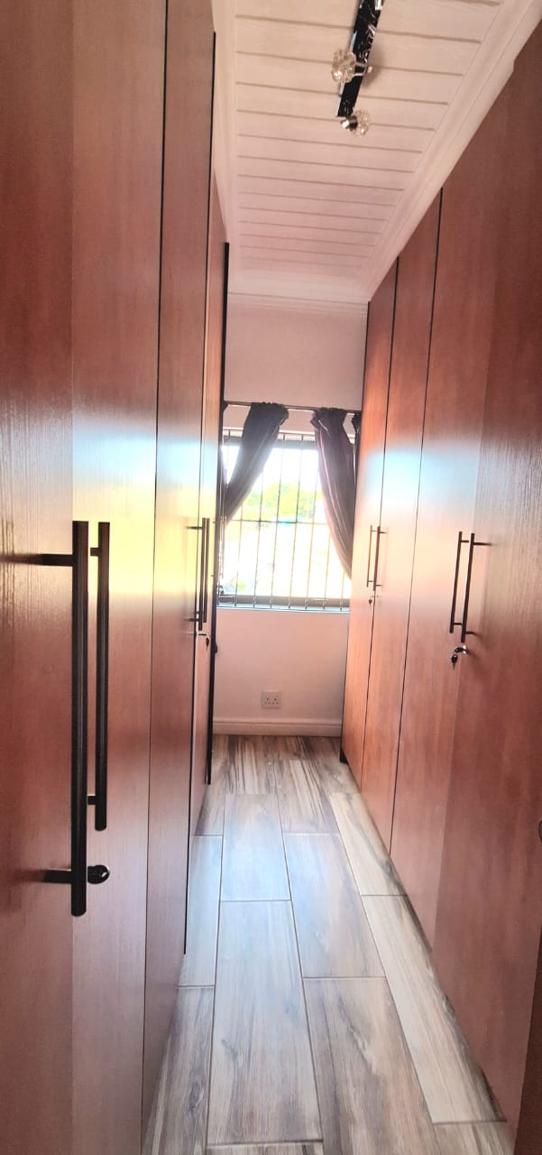 6 Bedroom Property for Sale in Protea Ridge Gauteng