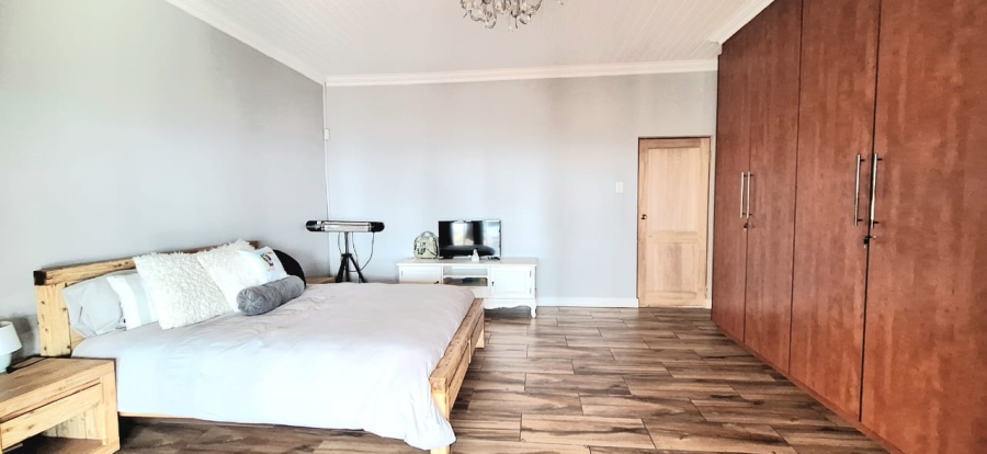 6 Bedroom Property for Sale in Protea Ridge Gauteng
