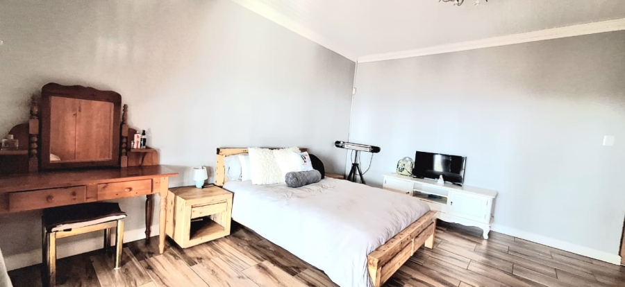 6 Bedroom Property for Sale in Protea Ridge Gauteng