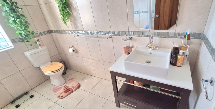 6 Bedroom Property for Sale in Protea Ridge Gauteng