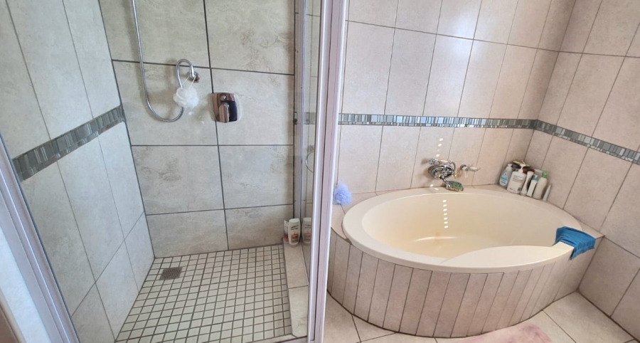 6 Bedroom Property for Sale in Protea Ridge Gauteng