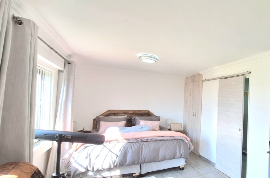 6 Bedroom Property for Sale in Protea Ridge Gauteng