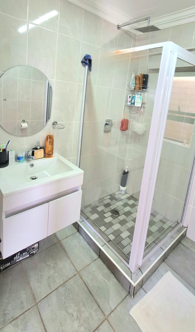 6 Bedroom Property for Sale in Protea Ridge Gauteng
