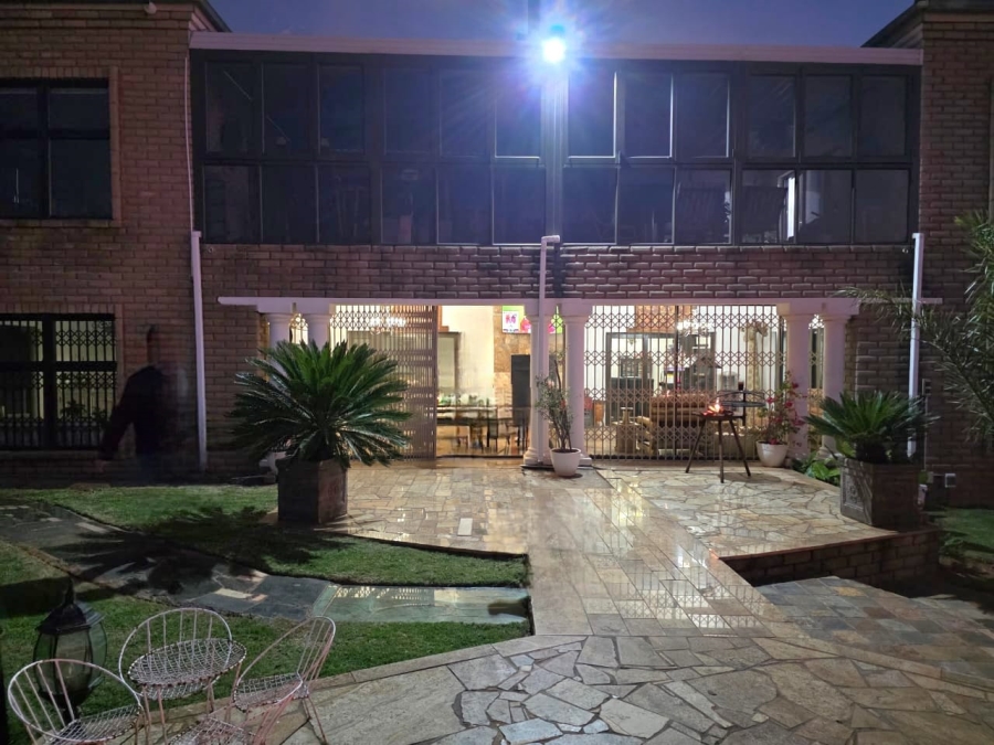6 Bedroom Property for Sale in Protea Ridge Gauteng