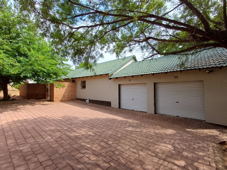 5 Bedroom Property for Sale in Wilro Park Gauteng