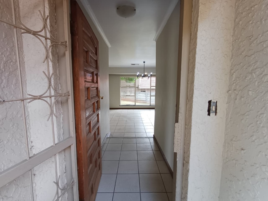 5 Bedroom Property for Sale in Wilro Park Gauteng