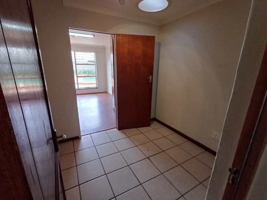 5 Bedroom Property for Sale in Wilro Park Gauteng