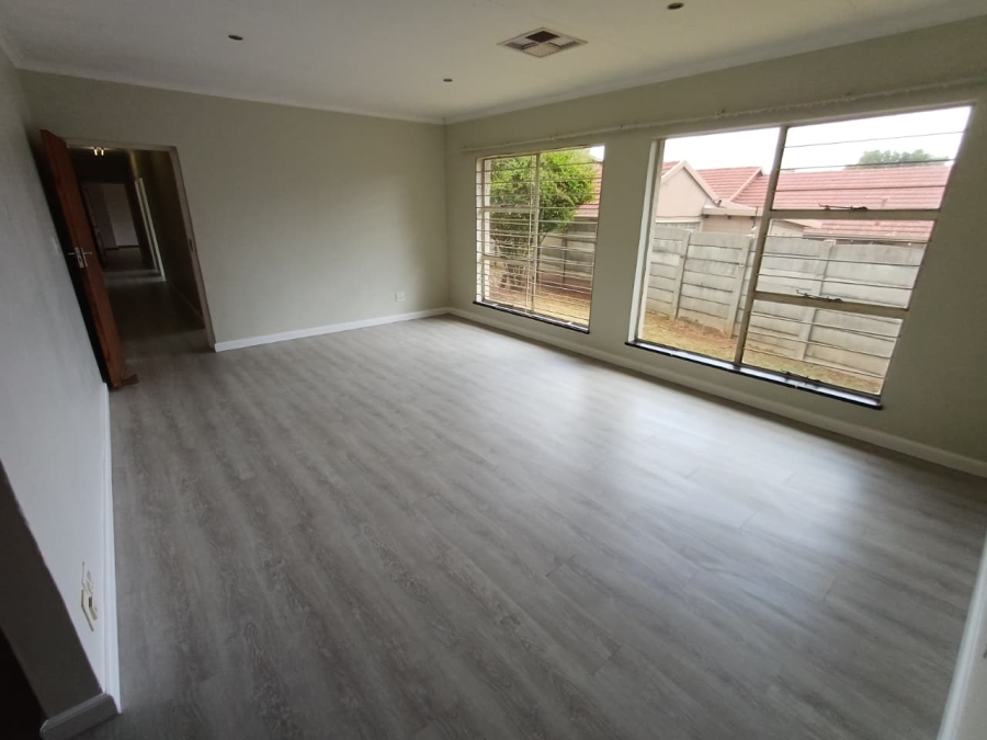 5 Bedroom Property for Sale in Wilro Park Gauteng