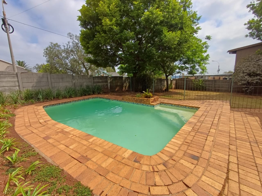 5 Bedroom Property for Sale in Wilro Park Gauteng