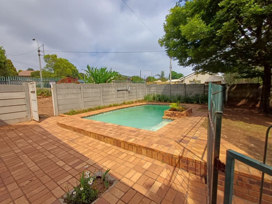 5 Bedroom Property for Sale in Wilro Park Gauteng