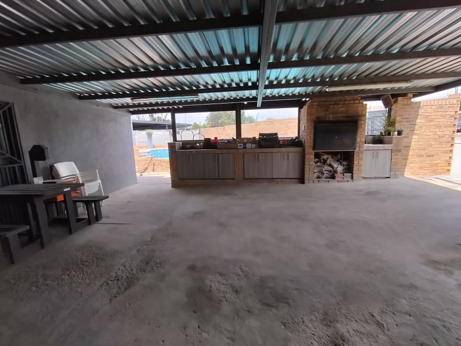 6 Bedroom Property for Sale in Discovery Gauteng