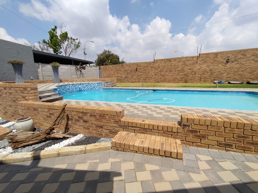 6 Bedroom Property for Sale in Discovery Gauteng