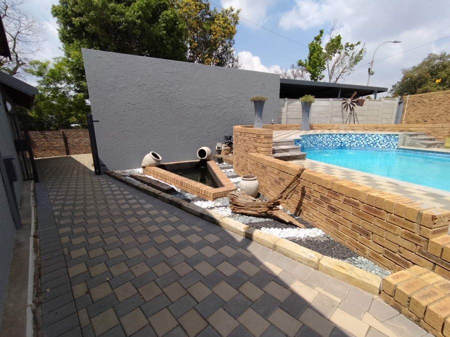 6 Bedroom Property for Sale in Discovery Gauteng