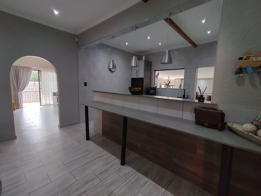 6 Bedroom Property for Sale in Discovery Gauteng