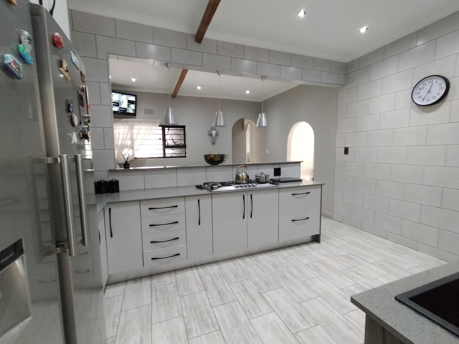 6 Bedroom Property for Sale in Discovery Gauteng