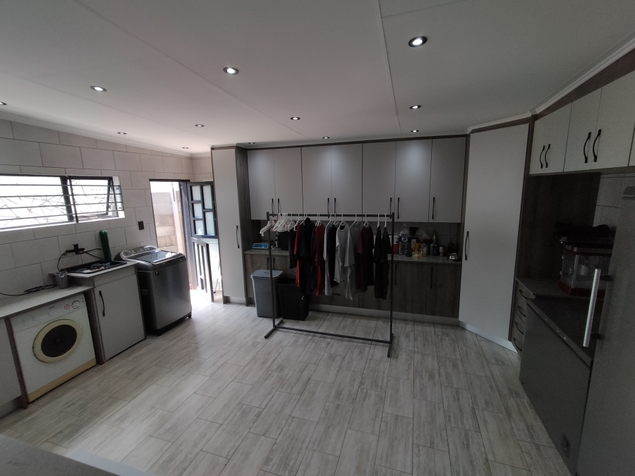 6 Bedroom Property for Sale in Discovery Gauteng