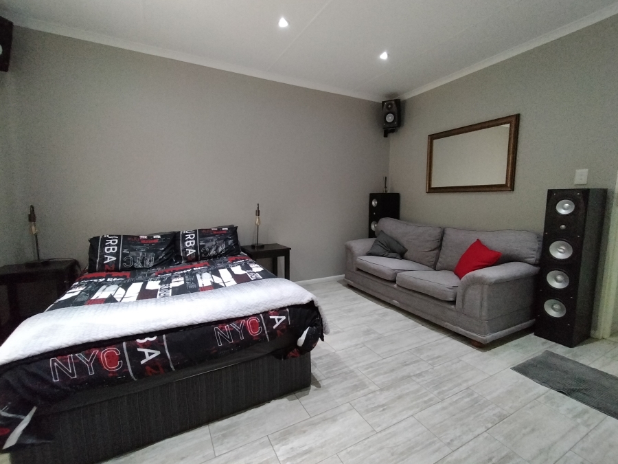 6 Bedroom Property for Sale in Discovery Gauteng