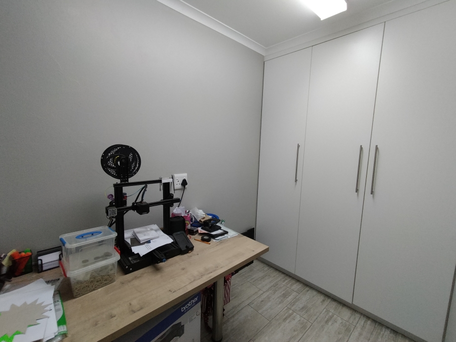 6 Bedroom Property for Sale in Discovery Gauteng