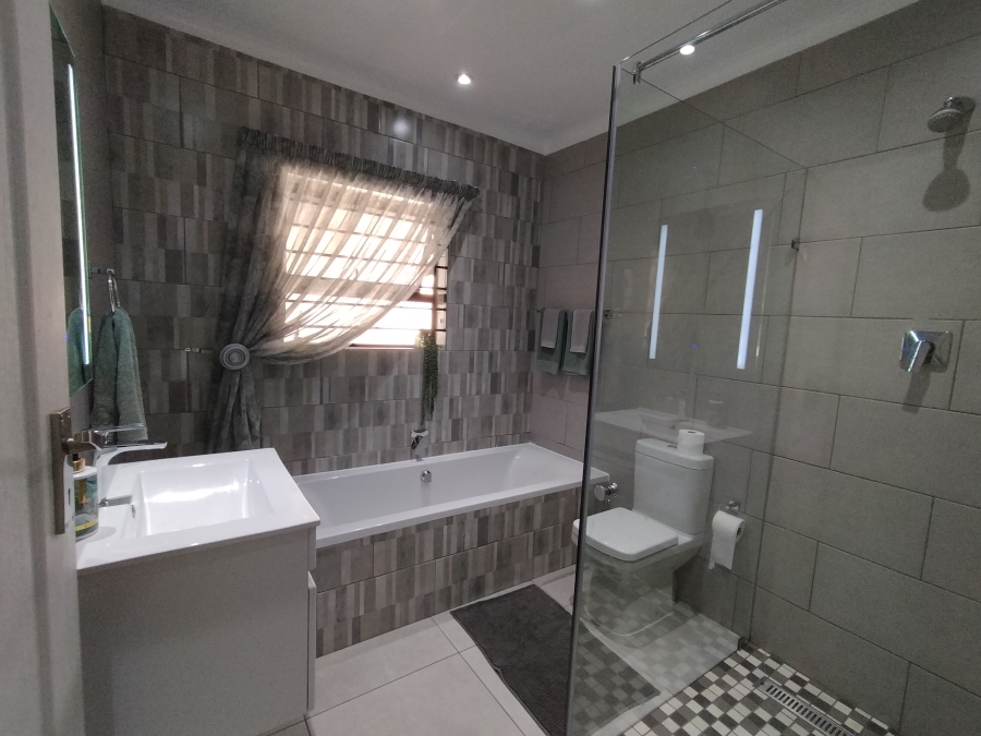 6 Bedroom Property for Sale in Discovery Gauteng