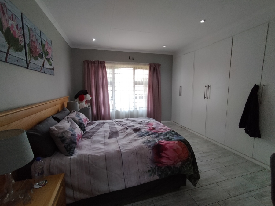 6 Bedroom Property for Sale in Discovery Gauteng