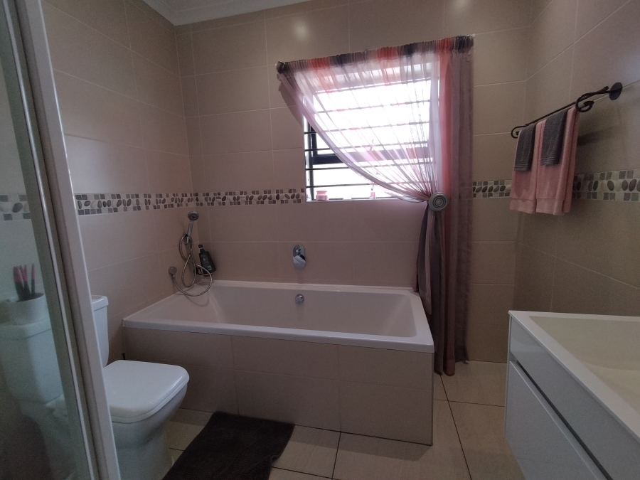 6 Bedroom Property for Sale in Discovery Gauteng