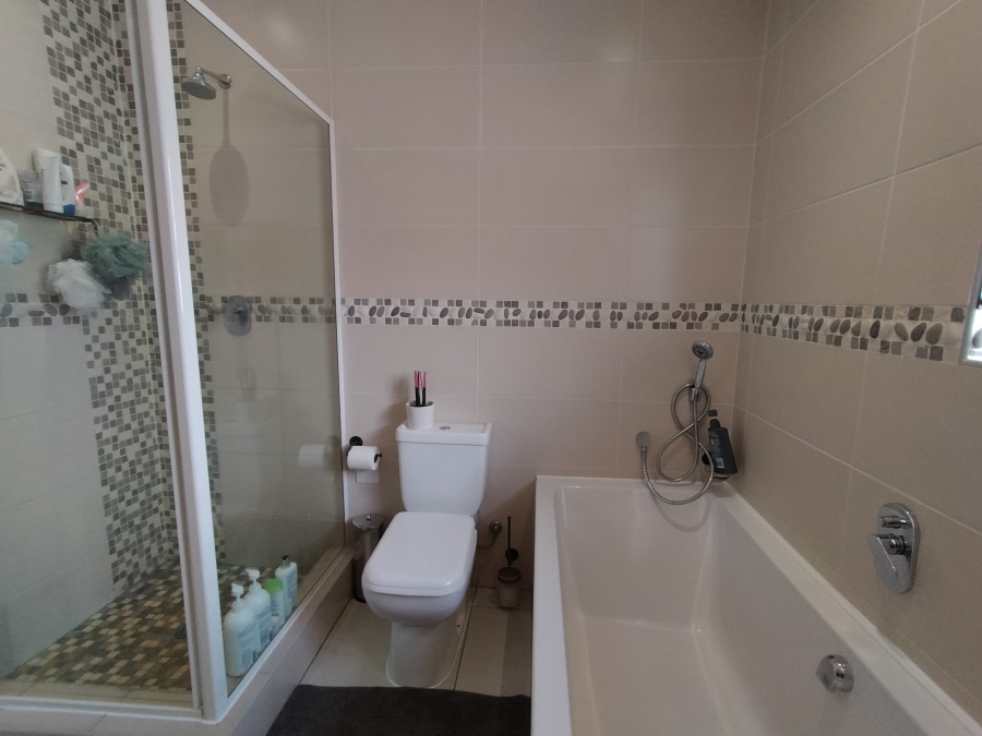 6 Bedroom Property for Sale in Discovery Gauteng