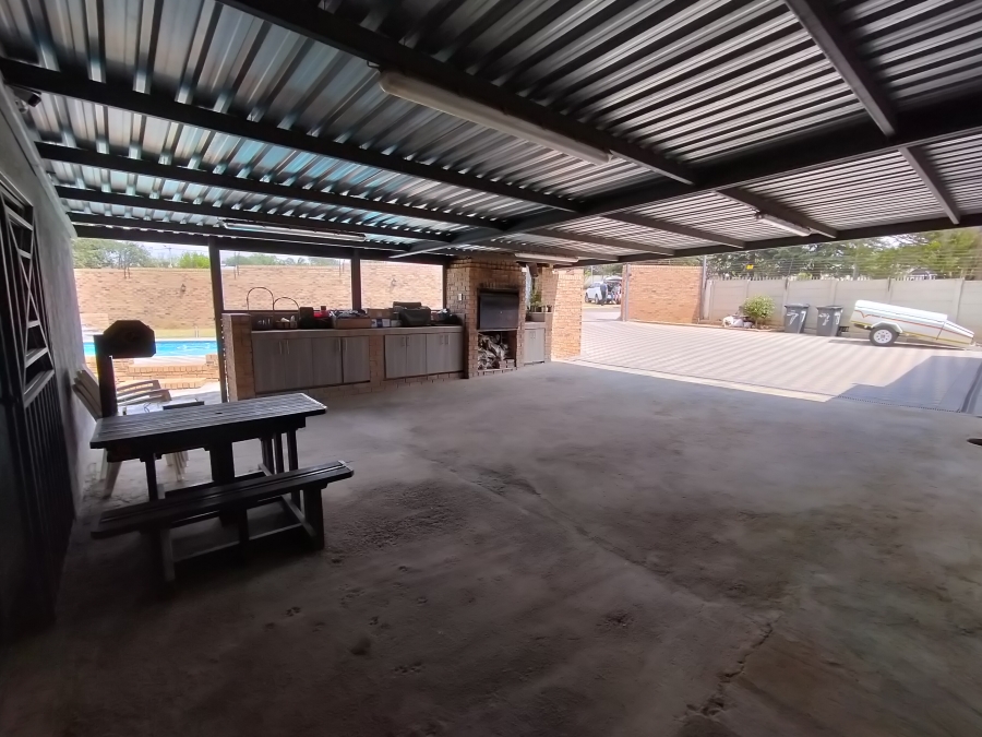 6 Bedroom Property for Sale in Discovery Gauteng