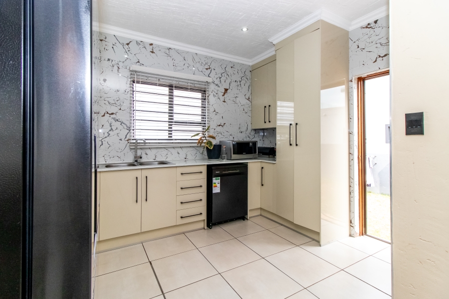 3 Bedroom Property for Sale in Halfway House Gauteng
