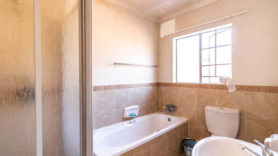 2 Bedroom Property for Sale in Noordwyk Gauteng