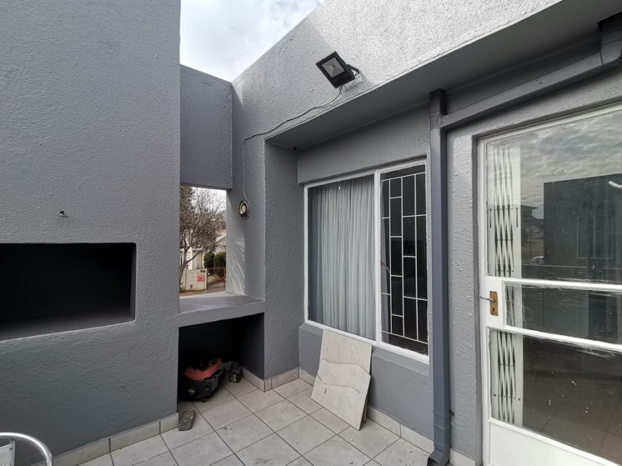 2 Bedroom Property for Sale in Mulbarton Gauteng