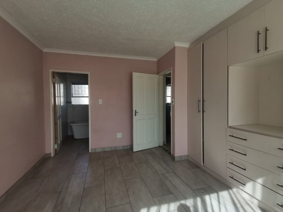 3 Bedroom Property for Sale in Glenanda Gauteng