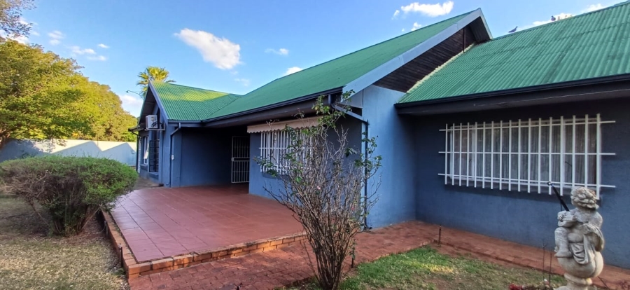 4 Bedroom Property for Sale in Oberholzer Gauteng