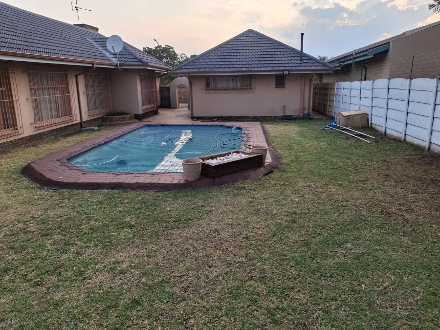 4 Bedroom Property for Sale in Farrarmere Gauteng