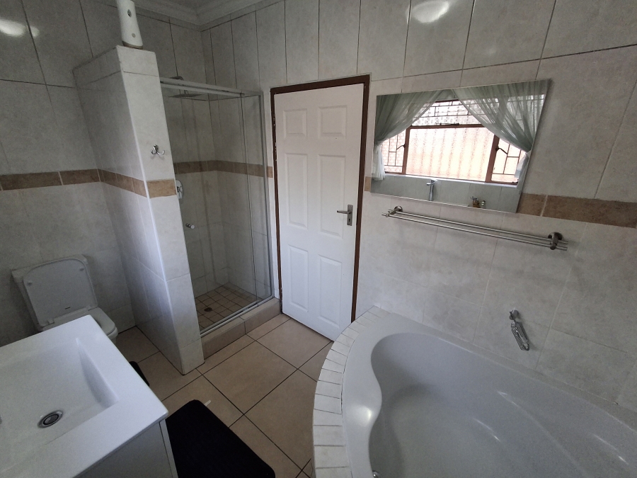 4 Bedroom Property for Sale in Farrarmere Gauteng
