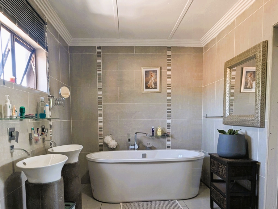 4 Bedroom Property for Sale in Blue Saddle Ranches Gauteng