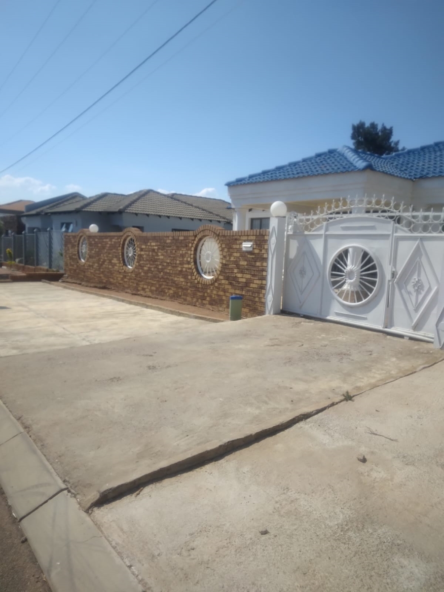 2 Bedroom Property for Sale in Mabopane Unit B Gauteng