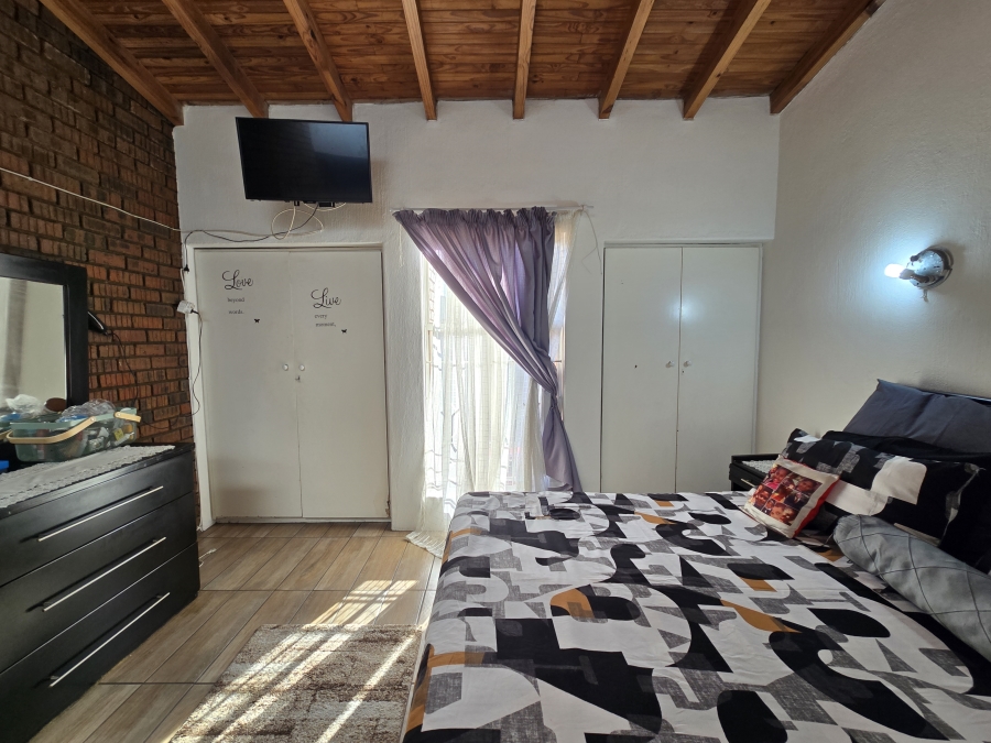 2 Bedroom Property for Sale in Linmeyer Gauteng